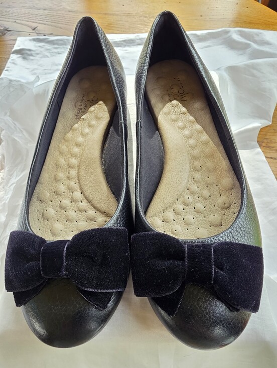 OluKai Shoes - 🔥Olukai "Olu" Ballet Flats W/bows Women's Comfy Slip-Ons Made In Brazil Size 7